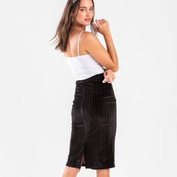 FRANCESCA’S Black Rozz Velvet Midi Skirt - Picture 7 of 8